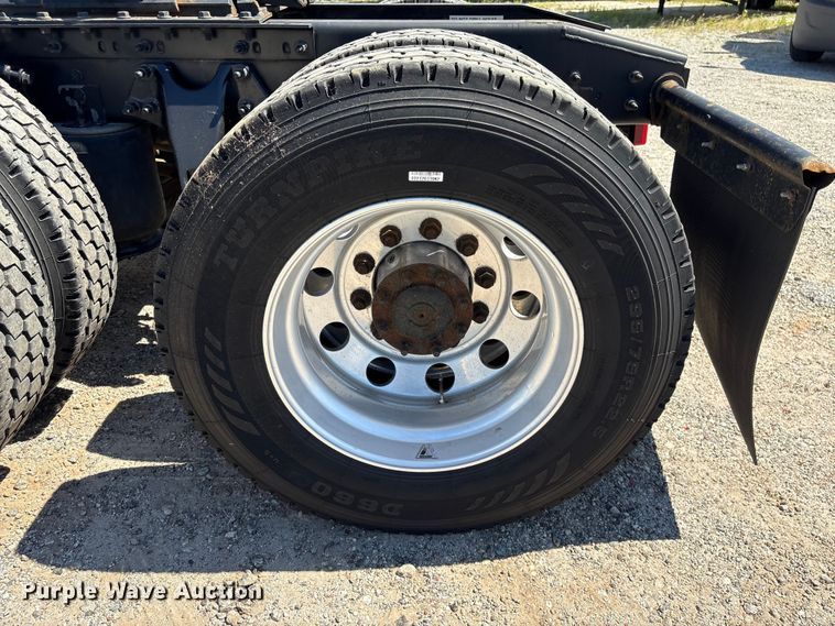 image for item EF1220 2019 International LT625 semi truck