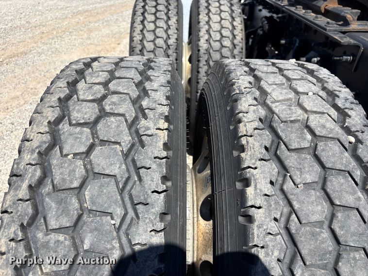 image for item EF1220 2019 International LT625 semi truck