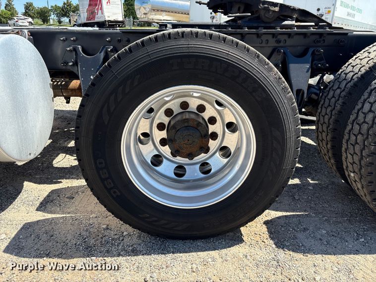 image for item EF1220 2019 International LT625 semi truck