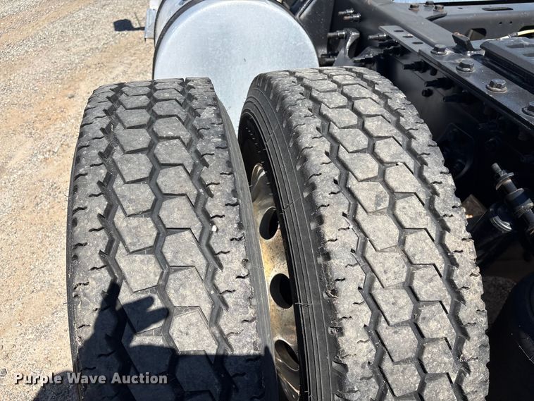 image for item EF1220 2019 International LT625 semi truck
