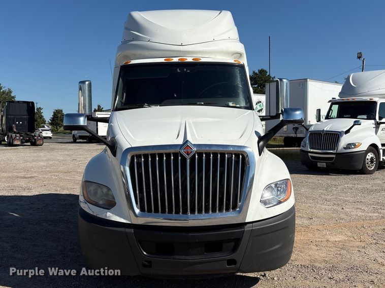 image for item EF1221 2019 International LT625 semi truck