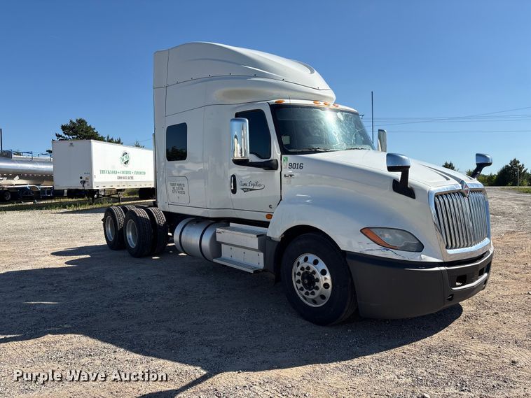 image for item EF1221 2019 International LT625 semi truck
