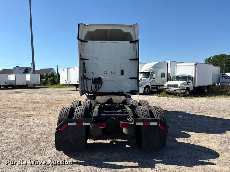 image for item EF1221 2019 International LT625 semi truck