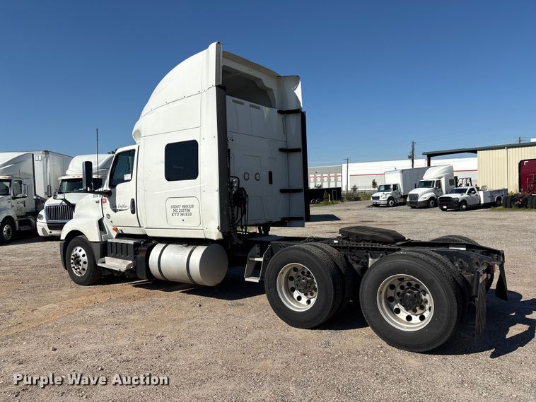 image for item EF1221 2019 International LT625 semi truck
