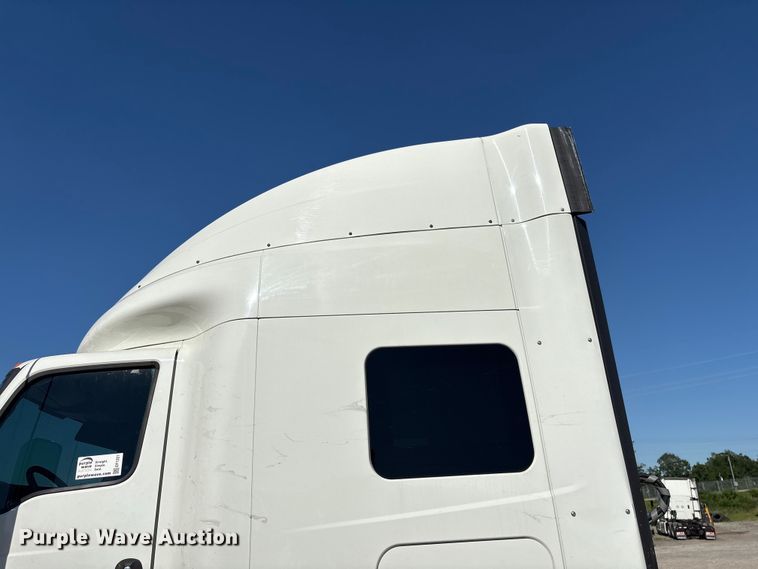 image for item EF1221 2019 International LT625 semi truck