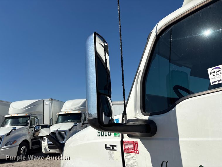 image for item EF1221 2019 International LT625 semi truck