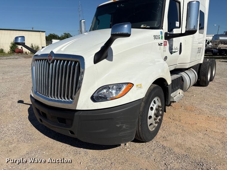 image for item EF1221 2019 International LT625 semi truck