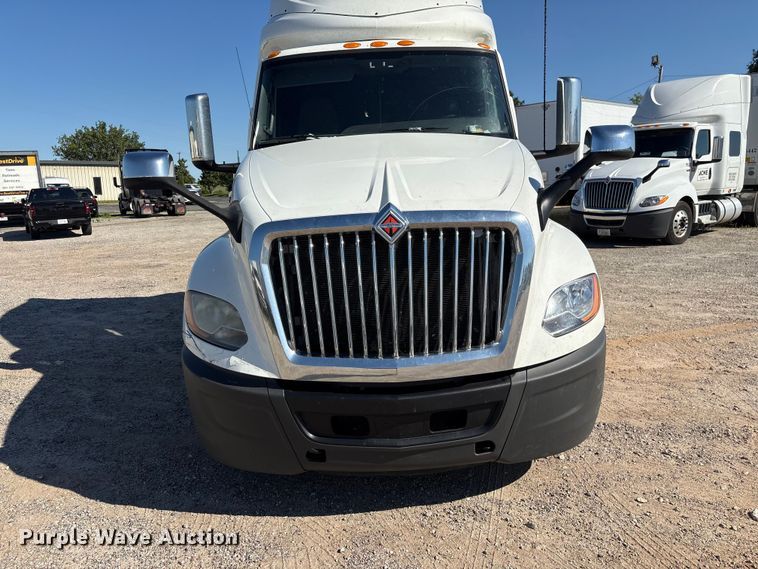 image for item EF1221 2019 International LT625 semi truck