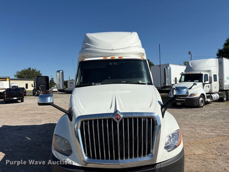 image for item EF1221 2019 International LT625 semi truck