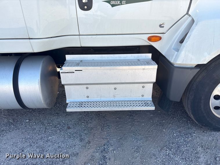 image for item EF1221 2019 International LT625 semi truck