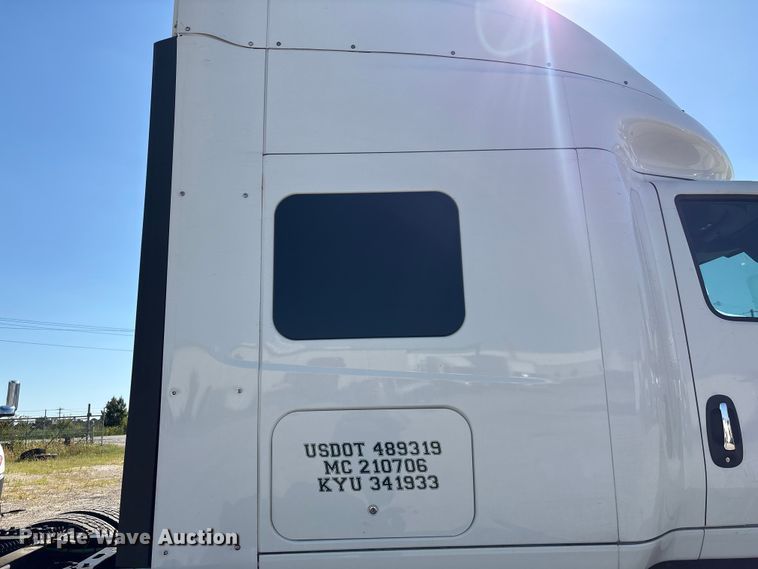 image for item EF1221 2019 International LT625 semi truck