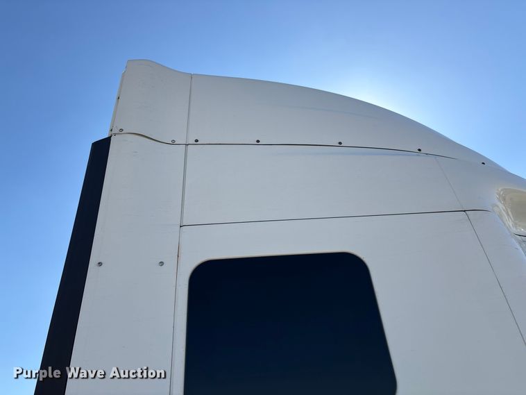 image for item EF1221 2019 International LT625 semi truck