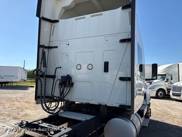 image for item EF1221 2019 International LT625 semi truck