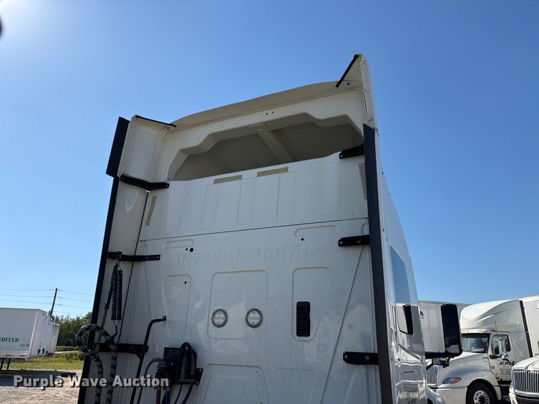 image for item EF1221 2019 International LT625 semi truck
