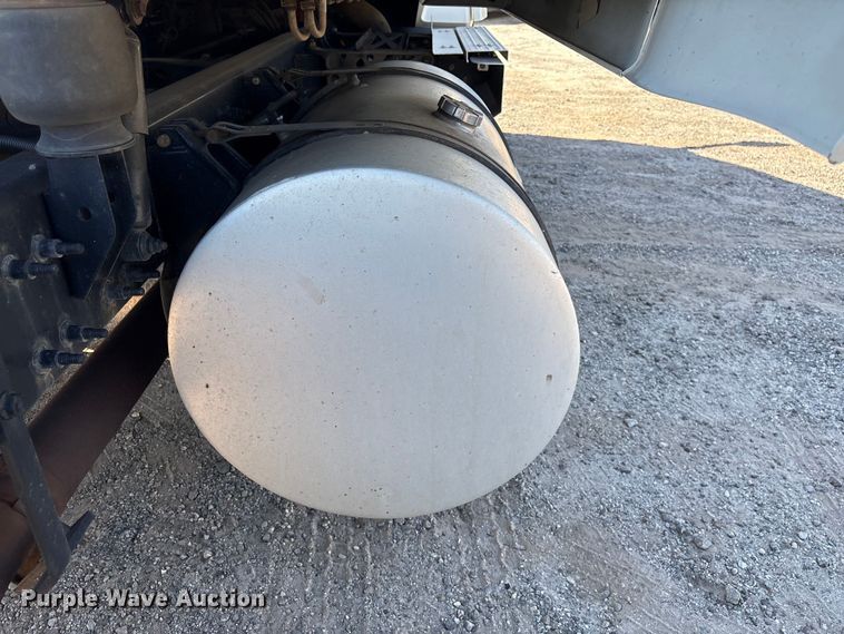 image for item EF1221 2019 International LT625 semi truck
