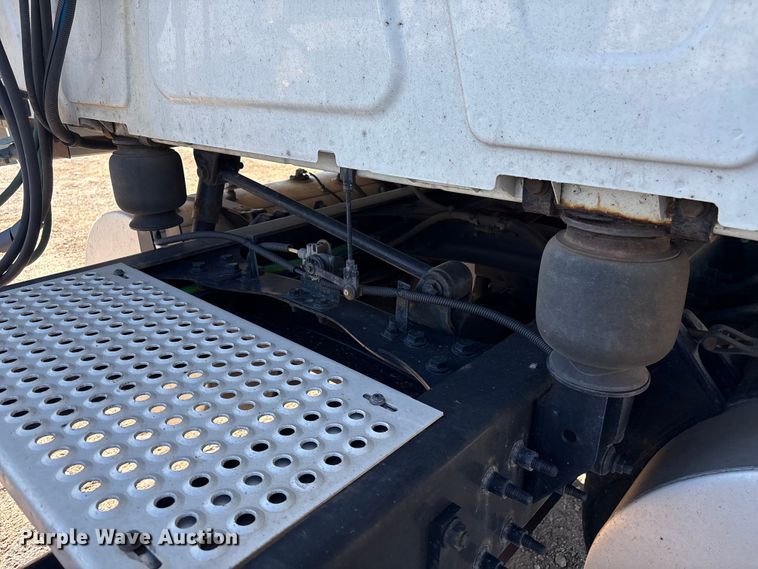 image for item EF1221 2019 International LT625 semi truck