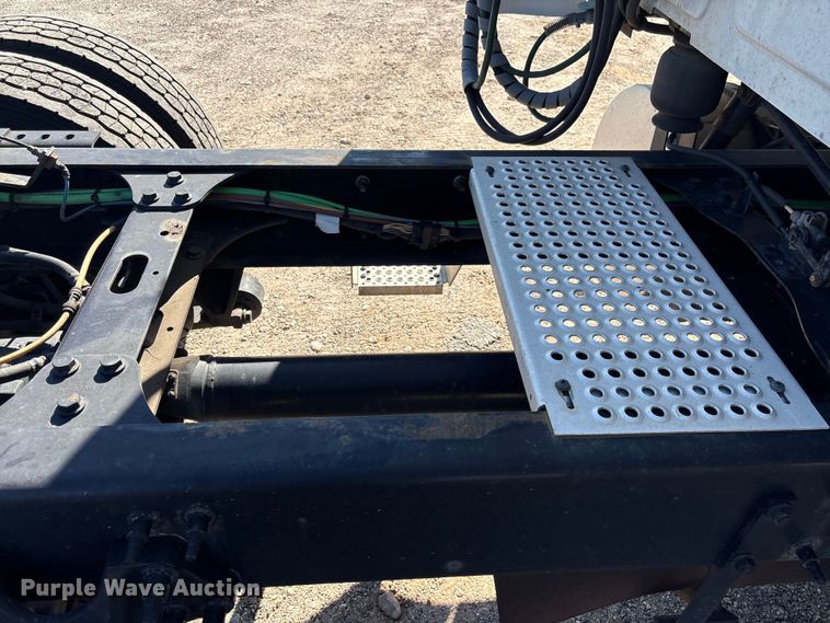 image for item EF1221 2019 International LT625 semi truck
