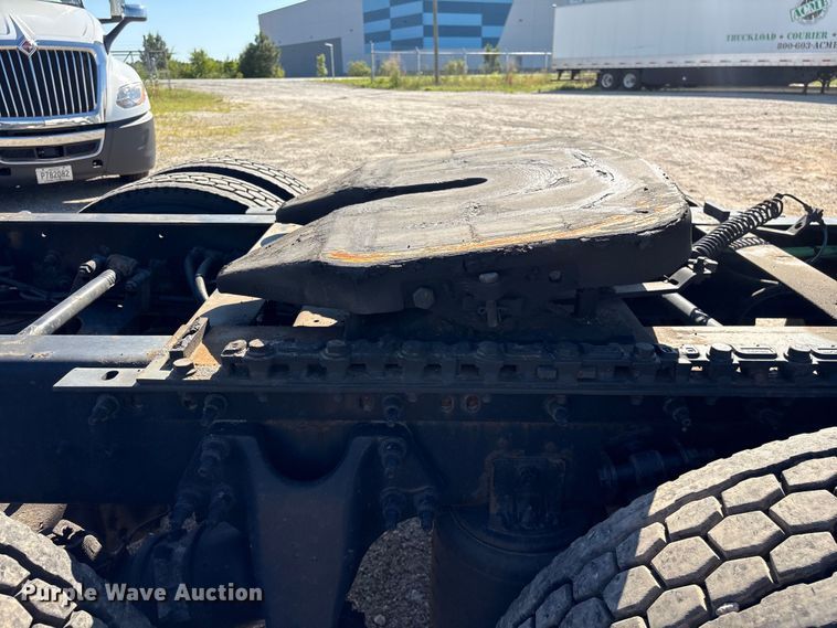 image for item EF1221 2019 International LT625 semi truck