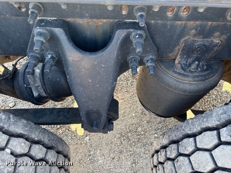 image for item EF1221 2019 International LT625 semi truck