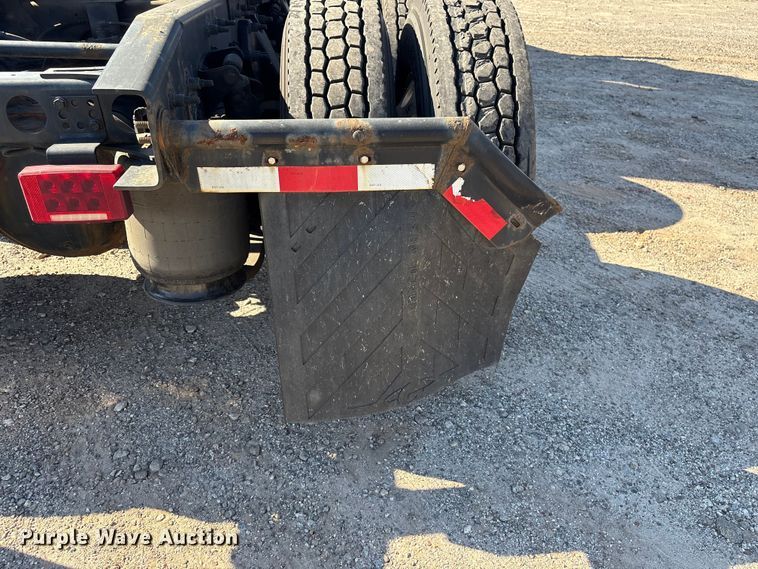 image for item EF1221 2019 International LT625 semi truck