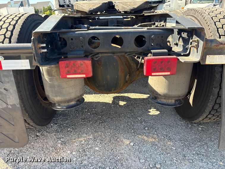 image for item EF1221 2019 International LT625 semi truck