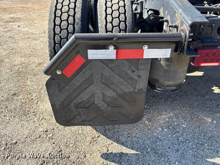 image for item EF1221 2019 International LT625 semi truck