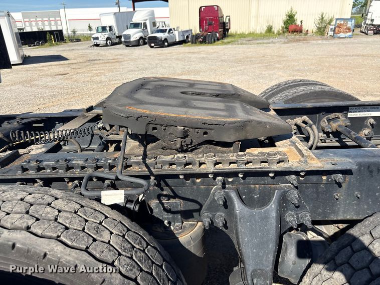 image for item EF1221 2019 International LT625 semi truck