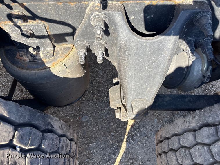 image for item EF1221 2019 International LT625 semi truck