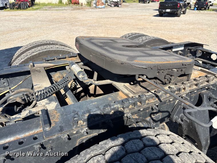 image for item EF1221 2019 International LT625 semi truck