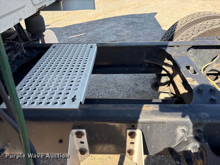 image for item EF1221 2019 International LT625 semi truck