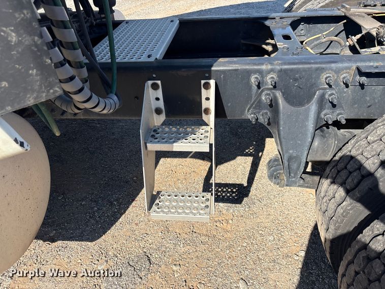 image for item EF1221 2019 International LT625 semi truck