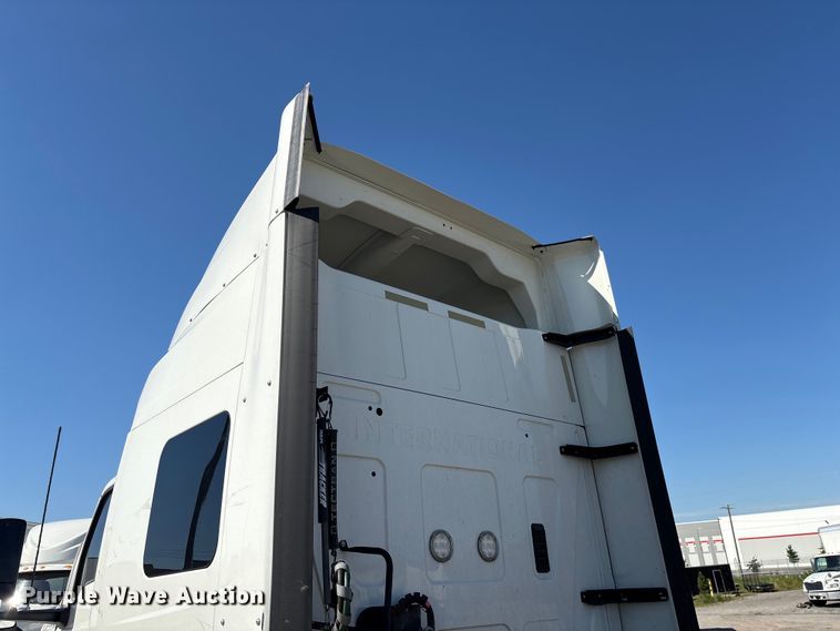 image for item EF1221 2019 International LT625 semi truck