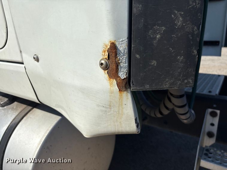 image for item EF1221 2019 International LT625 semi truck
