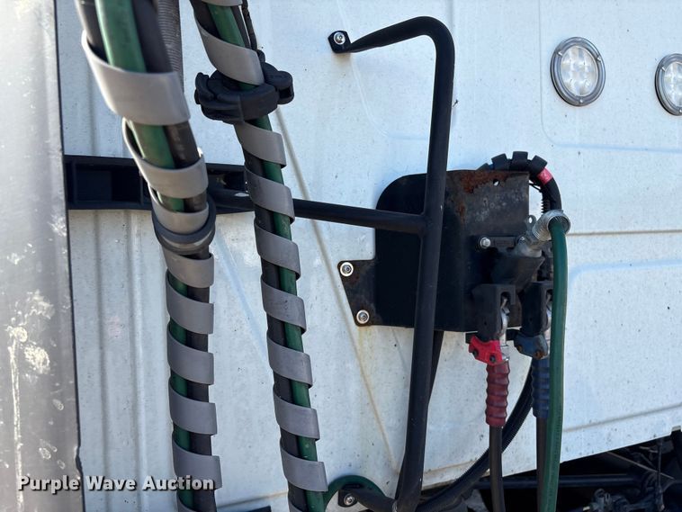 image for item EF1221 2019 International LT625 semi truck