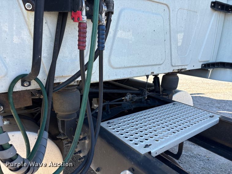 image for item EF1221 2019 International LT625 semi truck