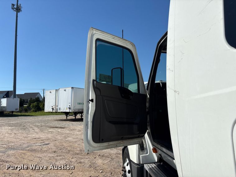 image for item EF1221 2019 International LT625 semi truck