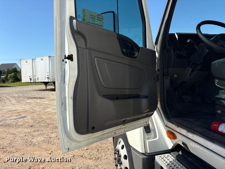 image for item EF1221 2019 International LT625 semi truck