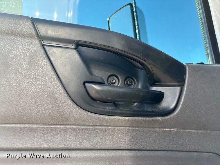 image for item EF1221 2019 International LT625 semi truck
