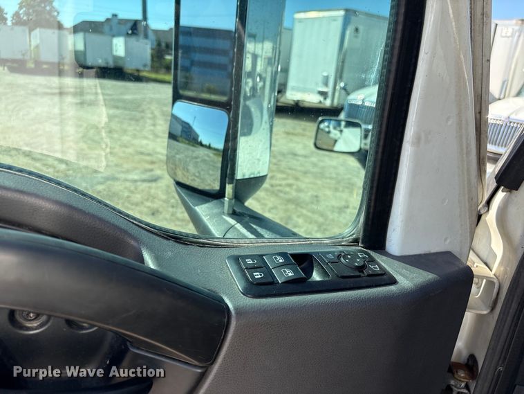 image for item EF1221 2019 International LT625 semi truck