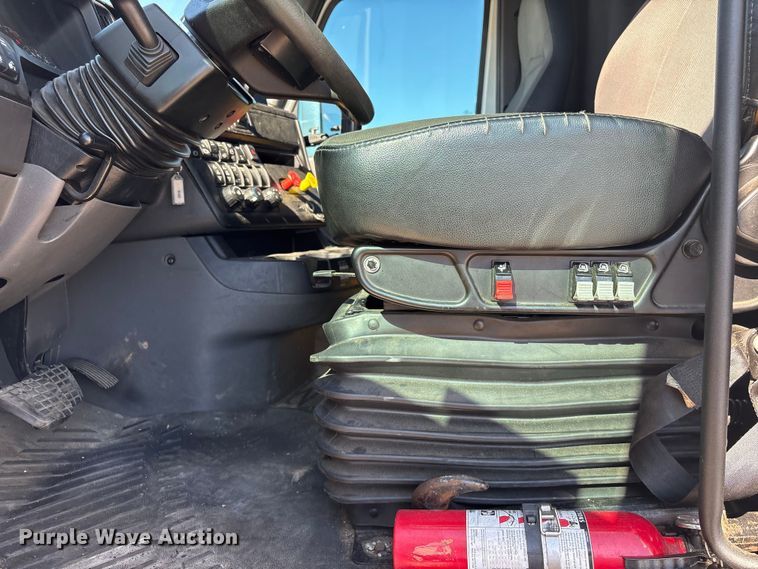 image for item EF1221 2019 International LT625 semi truck