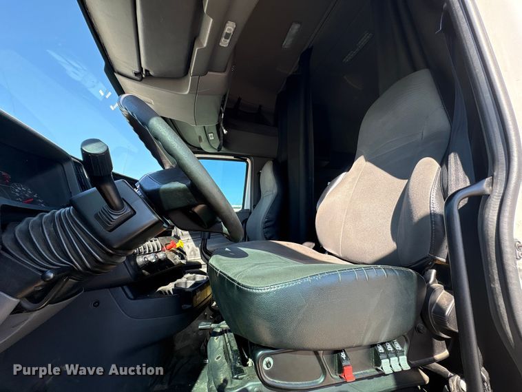 image for item EF1221 2019 International LT625 semi truck