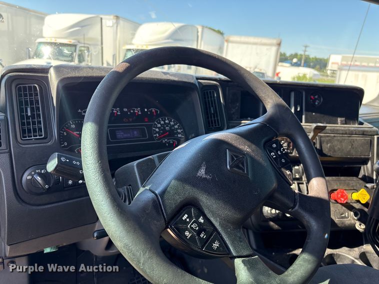 image for item EF1221 2019 International LT625 semi truck