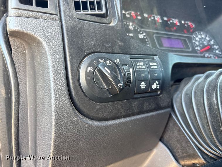 image for item EF1221 2019 International LT625 semi truck