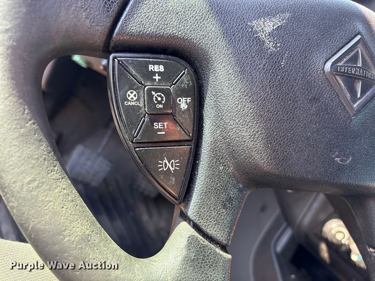 image for item EF1221 2019 International LT625 semi truck