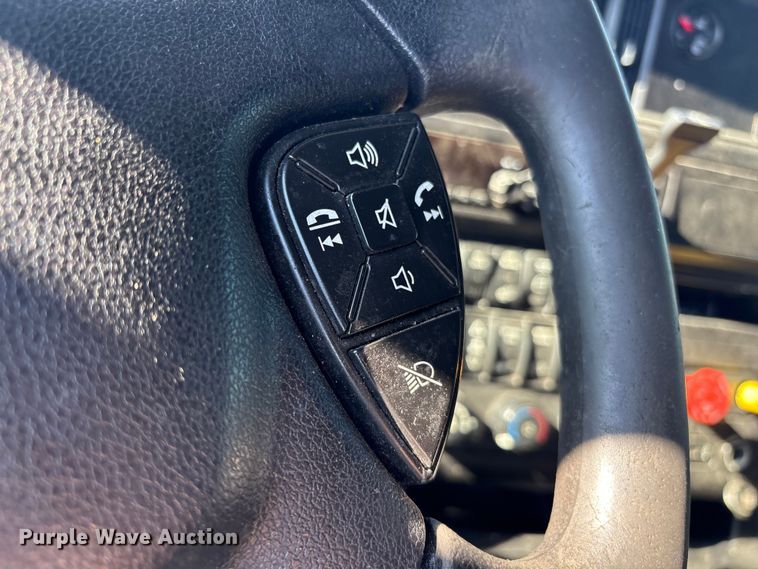 image for item EF1221 2019 International LT625 semi truck