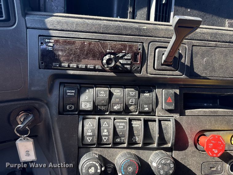 image for item EF1221 2019 International LT625 semi truck