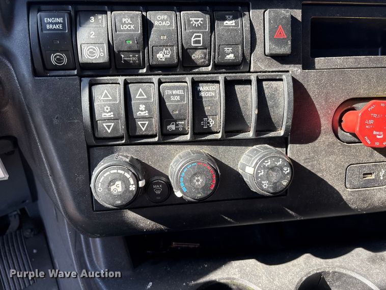 image for item EF1221 2019 International LT625 semi truck