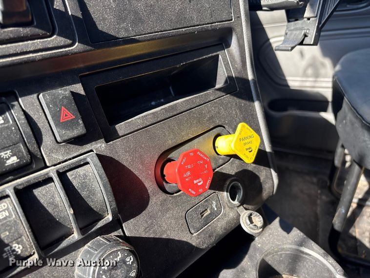 image for item EF1221 2019 International LT625 semi truck