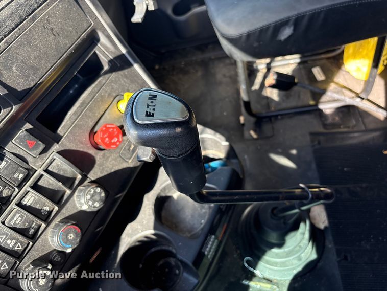 image for item EF1221 2019 International LT625 semi truck