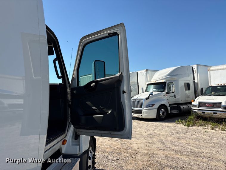 image for item EF1221 2019 International LT625 semi truck